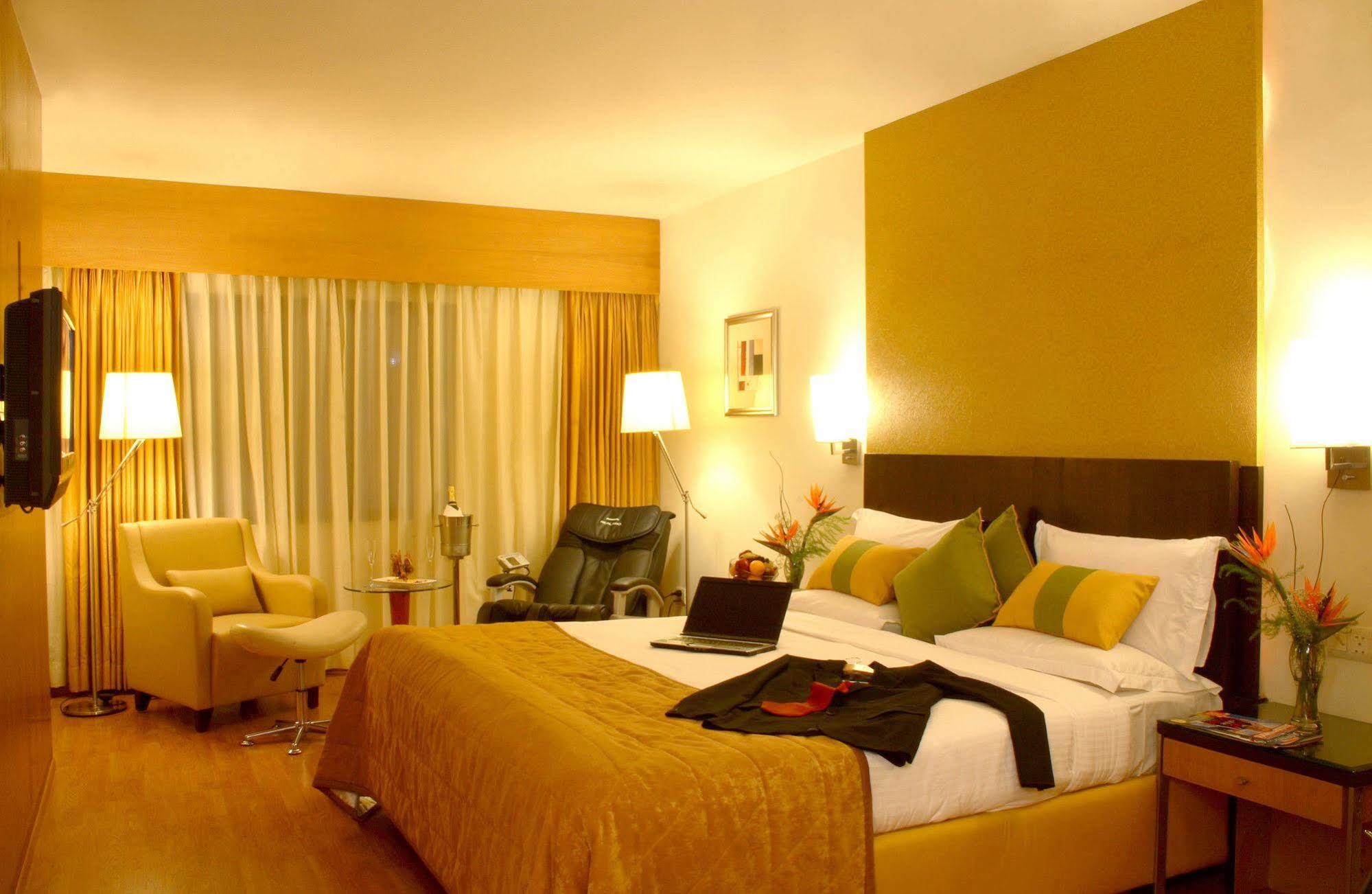 Hampshire Plaza Hotel Hyderabad Exterior photo